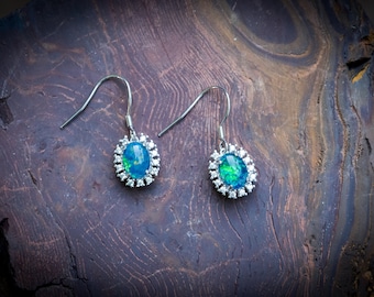 Namana Orecchini a Bottone Opale. Orecchini Triangoli con Finitura Spazzolata con Opali Creati. Orecchini a Bottone Placcato Oro 14 Carati o Color Argento per Donne (Placcato argento, Opale