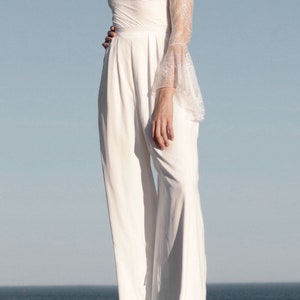 Pantalon Marlene en satin, tenue de mariée moderne et simple, robe de mariée minimaliste deux pièces, bureau d'enregistrement Pantalon Dara Au sol