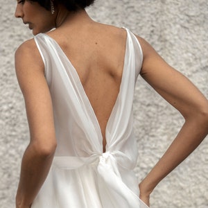 Brudtopp i sidenchiffong med rosett baktill, enkel, rygglös brudtopp med båtringning - Zinnia Top