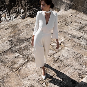 Braut Jumpsuit aus Satin, Hochzeitsoutfit Standesamt, Schlichtes, kurzes Brautkleid mit Ärmel - Ivy Jumpsuit