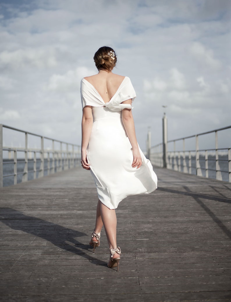Kurzes, elegantes Brautkleid aus Satin, Schlichtes Hochzeitskleid mit Ärmel, Wadenlanges, figurbetontes Standesamtkleid Sakura Kleid Bild 2