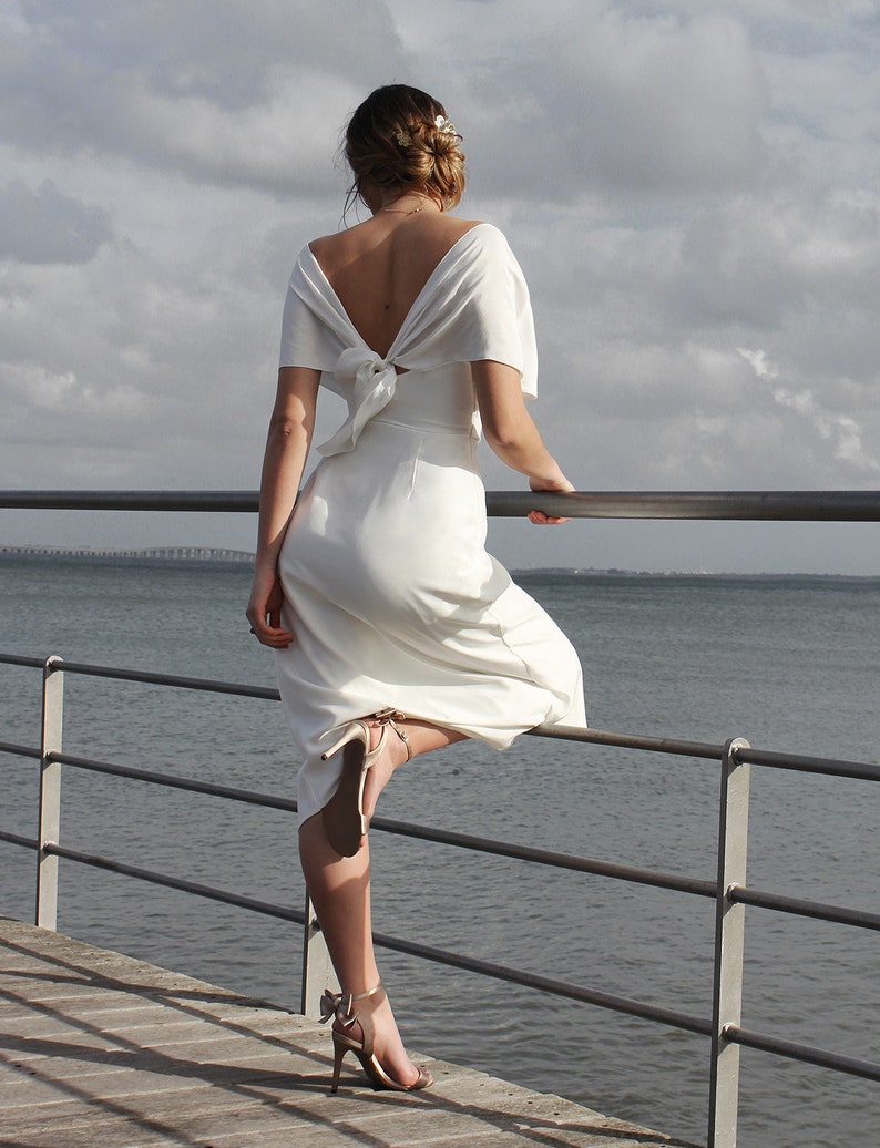 Kurzes, elegantes Brautkleid aus Satin, Schlichtes Hochzeitskleid mit Ärmel, Wadenlanges, figurbetontes Standesamtkleid Sakura Kleid Bild 5