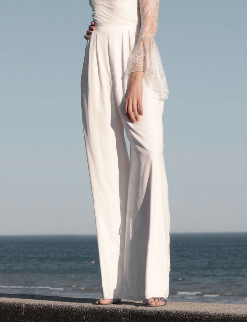 Pantalon Marlene en satin, tenue de mariée moderne et simple, robe de mariée minimaliste deux pièces, bureau d'enregistrement Pantalon Dara Au sol