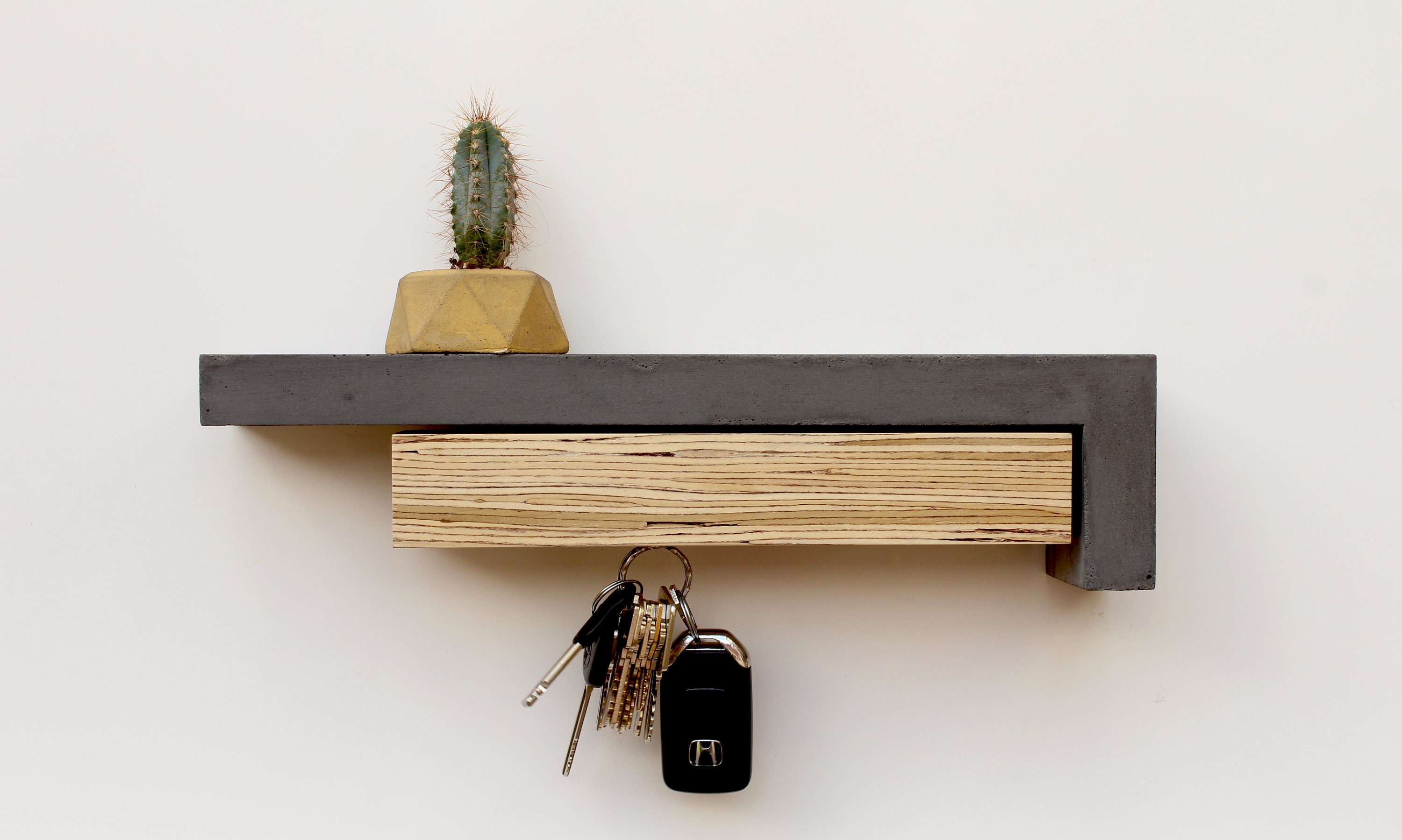 Colgar las llaves en la pared sale
