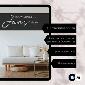 Pode incluir: Um planejador digital com o texto "JOUW MINDFUL JAAR PLAN" em um fundo preto. O planejador está aberto em um tablet e mostra uma sala de estar com um sofá, uma mesa de café e um tapete. O texto "INPUT & OUTPUT DOELEN", "PRINT HET OF GEBRUIK EEN APP ALS GOODNOTES", "JAAREVALUATION" e "HERBRUIKBAAR" é visível no planejador.