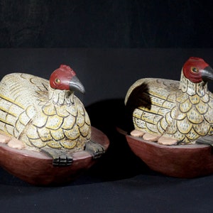 Twee kalkoenen houten beeldjes handgeschilderd
