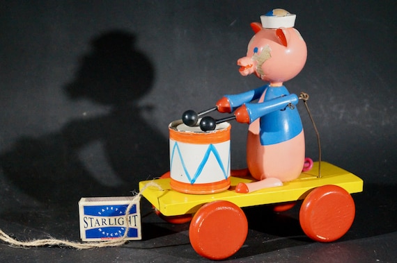 Drumming pig Children's toy