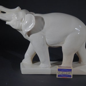Elefant. Weiße Krakelee Keramik. Art Déco.