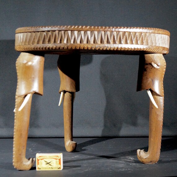 Houten bijzettafel met olifant  slurf poten
