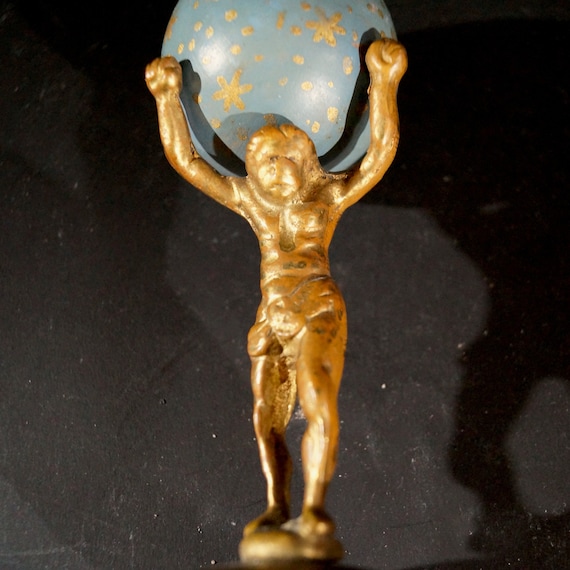 Atlas beeldje met bel ornament