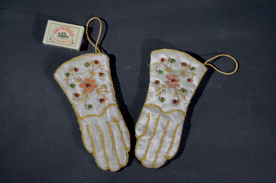 Small gloves decorated with glass beads