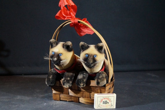 Hoedenplank twee katten in een mandje origineel 60e jaren