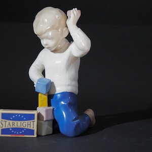 Junge mit Spielzeug. Figurine. Vintage. Keramik, Sammlerstück, handbemalt,