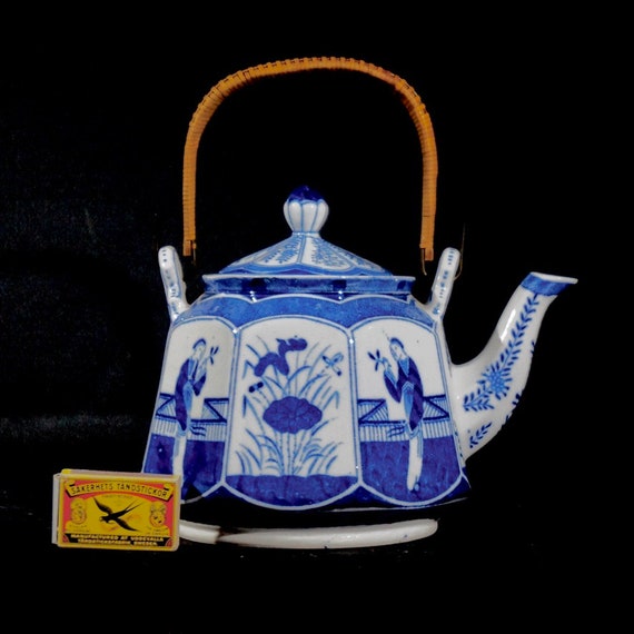 Chinese tea pot, Ceramic, Collectable, hand painted,