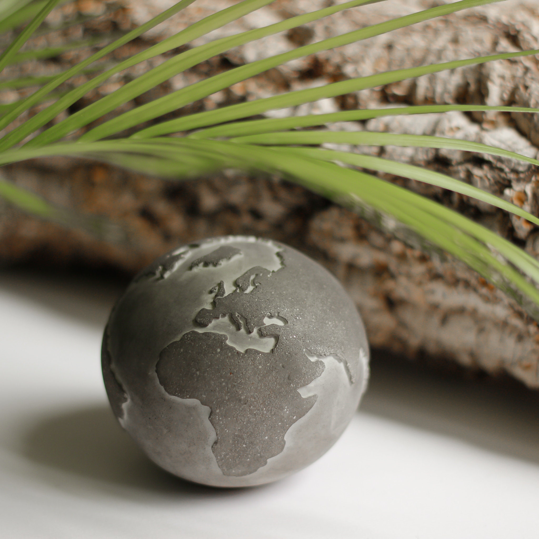 Le Globe Terrestre en Béton Fait-Main + Pochette Lin, Atlas Livraison Standard = Point Relais avec M