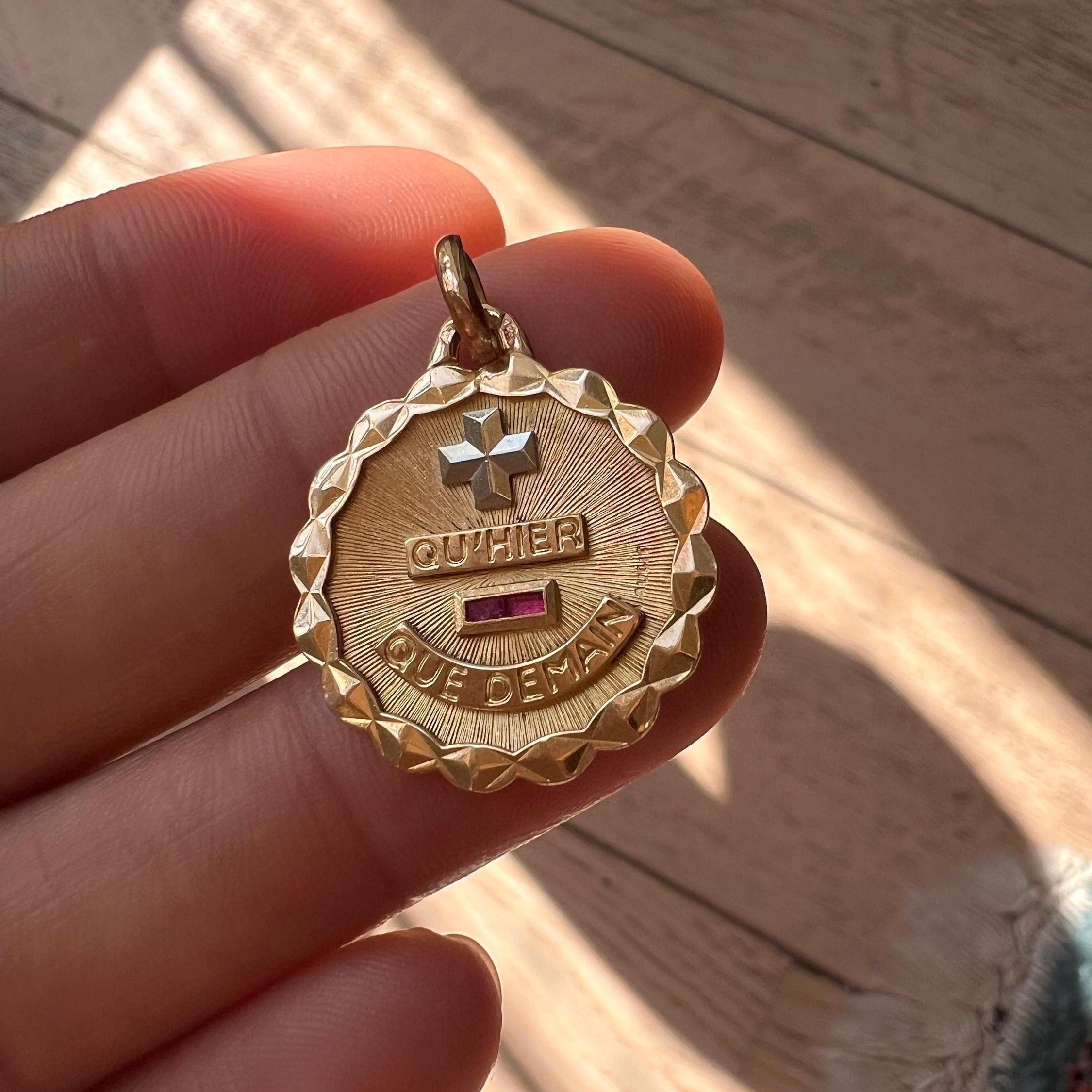 Pendentif Médaille Amour En Or Jaune 18K (750) - Gravure D'initiales Possible