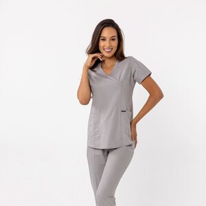 Ensemble de gommage confortable Gris clair, Uniforme d&#39;infirmière, Ensemble de gommage élastique pour médecin-dentiste RN MSN DPT, Uniforme médical mince Arnp Np, B10217VC