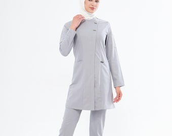 Conjunto médico gris claro modesto - Uniforme médico apto para hiyab para mujer - WHITAK-0001-6
