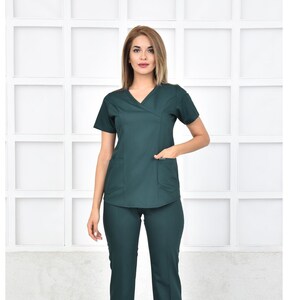 Embroidered Women&#39;s Emerald Green Medical Scrub Set with Personalization, Elastic Waist Bottom Set, Nurse Dress, GRN1037
