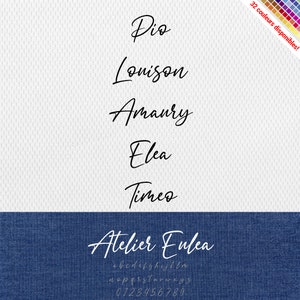 以下が含まれることがあります： 手書き風の「Atelier Eulea」というフォントデザイン。大文字、小文字、数字が含まれています。フォントは青いデニムの背景に表示されています。