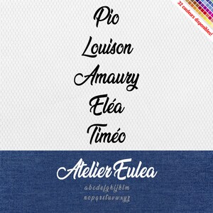 以下が含まれることがあります： 「Atelier Eulea」という名前の書体で、筆記体スタイルです。フォントには、a から z までの小文字が含まれています。フォントは、白い背景に黒で表示され、下部に青いデニムのテクスチャがあります。