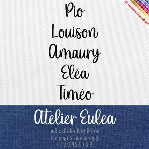 Może przedstawiać: Projekt czcionki o nazwie "Atelier Eulea" w stylu odręcznym. Czcionka zawiera duże litery, małe litery i cyfry. Czcionka jest wyświetlana na niebieskim tle dżinsu.