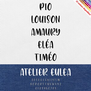 以下が含まれることがあります： 手書き風の「Atelier Eulea」というフォントデザイン。大文字、小文字、数字が含まれています。フォントは青いデニムの背景に表示されています。