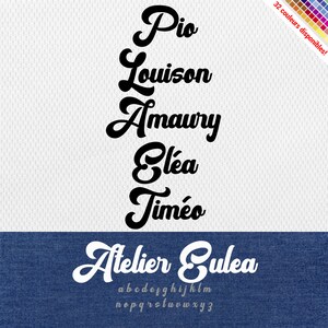 以下が含まれることがあります： スタイリッシュな手書きフォントで「Atelier Culea」と書かれた黒と白のフォントデザイン。フォントには小文字のaからzが含まれています。フォントは青いデニムの背景に表示されます。
