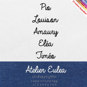 Peut inclure: Une police de caractères appelée "Atelier Eulea" sur un fond en jean bleu. La police comprend des lettres minuscules, des lettres majuscules et des chiffres. La police est écrite en style cursive.