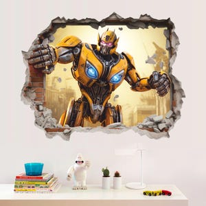 Può includere: Un adesivo da parete raffigurante un robot giallo con luci blu brillanti sul petto e occhi viola, rappresentato come se stesse sfondando un muro di mattoni. Il design include texture realistiche di cemento frantumato e mattoni rossi.