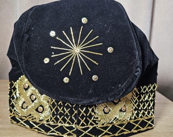 Gorra o sombrero Fila para hombre, de terciopelo negro con bordados dorados, tradicional de África/Nigeria. Adecuada para todas las ocasiones.