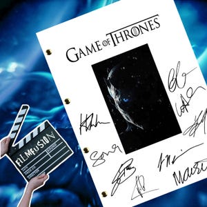 Op de afbeelding: Een witte scriptpagina van de tv-serie "Game of Thrones" met een zwart-witafbeelding van een personage met blauwe ogen. De pagina is gesigneerd door verschillende mensen, waaronder "Kit", "Sophie", "Emilia", "Gwendoline" en "Maisie".