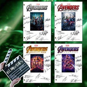 Può includere: Quattro sceneggiature di film Marvel Avengers con firme, tra cui "Avengers", "Age of Ultron", "Infinity War" e "Endgame". Una clapperboard con il testo "FILMFUSION" si trova nell'angolo in basso a sinistra. Lo sfondo è verde.