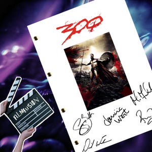 Pode incluir: Um script branco com a palavra "300" em vermelho, um pôster de filme com um guerreiro segurando uma lança e um escudo, e várias assinaturas. As assinaturas incluem "Zack Snyder", "Jamie Wyatt" e "H-Hill".