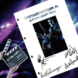 Puede incluir: Una página de guion blanca de la película "Terminator 2: El juicio final" con una foto en blanco y negro de Arnold Schwarzenegger como Terminator en una motocicleta. La página está firmada por Arnold Schwarzenegger y el director, James Cameron.