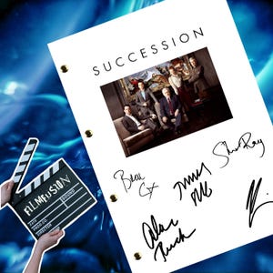 Può includere: Una pagina di sceneggiatura bianca con il titolo "SUCCESSION" in testo nero. Una foto in bianco e nero di un gruppo di persone sedute su un divano si trova al centro della pagina. La pagina è firmata da quattro persone: "Brian Cox", "Jeremy Strong", "Alan Ruck" e "Matthew Macfadyen".