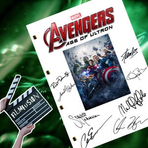 Può includere: Uno script bianco con il titolo "Avengers Age of Ultron" e una foto dei personaggi degli Avengers. Lo script è firmato dagli attori Robert Downey Jr., James Spader, Scarlett Johansson, Chris Evans, Mark Ruffalo e Stan Lee.