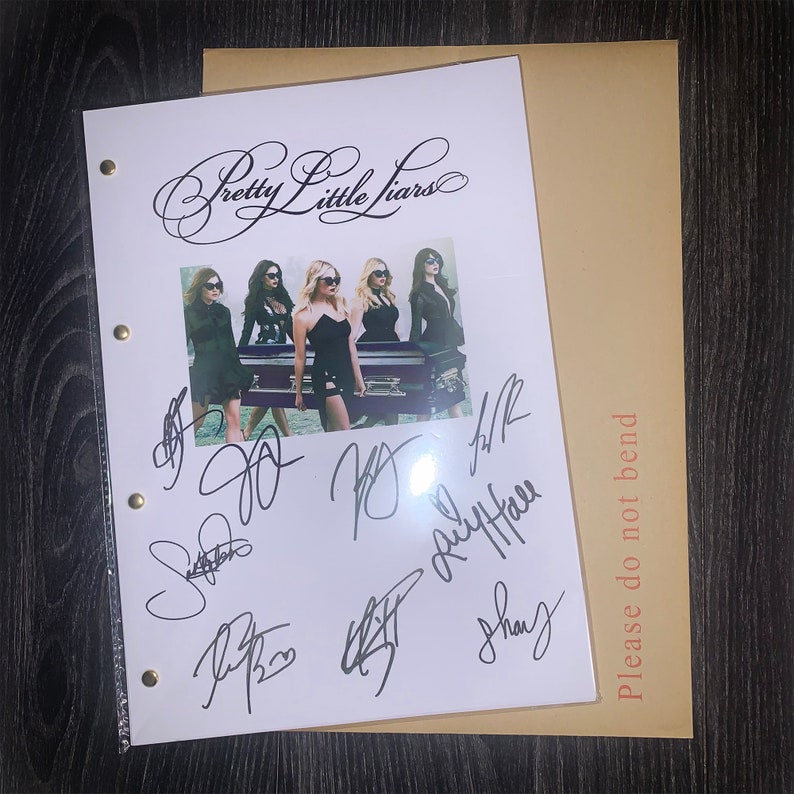 Puede incluir: Una hoja de papel blanca con las palabras "Pretty Little Liars" escritas en cursiva en la parte superior. Hay una foto de cuatro mujeres con vestidos negros de pie frente a un ata&uacute;d. El papel est&aacute; firmado por las cuatro mujeres. El texto "Please do not bend" est&aacute; escrito en el lado derecho del papel.