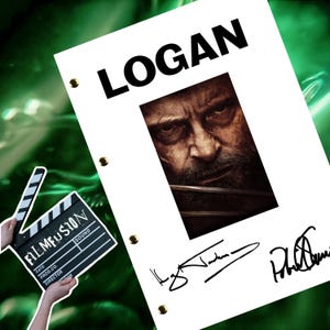 Op de afbeelding: Een witte scriptpagina uit de film "Logan" met een close-up foto van Hugh Jackman als Wolverine. De pagina is gesigneerd door Hugh Jackman en Patrick Stewart.