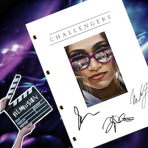 Könnte beinhalten: Ein weißes Drehbuch mit dem Titel "Challengers" in schwarzer Schrift. Ein Foto einer Frau, die eine violette Sonnenbrille trägt, in deren Gläsern sich eine Menschenmenge spiegelt. Das Drehbuch ist von vier Personen mit violetter Tinte signiert.