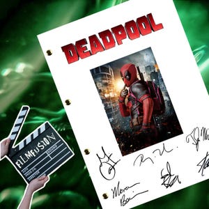 以下が含まれることがあります： 「DEADPOOL」というタイトルが赤い文字で書かれた白い脚本。赤いスーツとピンクのバックパックをつけたデッドプールの写真が脚本の中央に置かれている。脚本には、ライアン・レイノルズを含む複数の人物が署名している。