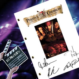 Op de afbeelding: Een wit vel met de Pirates of the Caribbean filmposter en handtekeningen. De poster toont Johnny Depp als Captain Jack Sparrow. Een Filmfusion-klapbord staat in de linker benedenhoek.