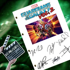 Op de afbeelding: Een witte pagina met de titel "Guardians of the Galaxy Vol. 2" in rood en blauw. De pagina heeft een foto van de personages uit de film en verschillende handtekeningen, waaronder die van "James Gunn" en "Chris Pratt".
