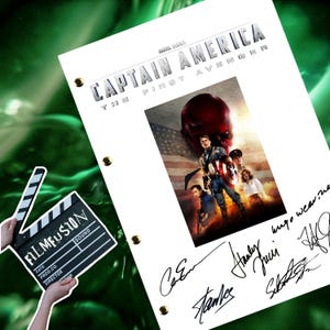 Op de afbeelding: Een witte scriptpagina uit de film Captain America: The First Avenger met handtekeningen van de cast en crew. De handtekeningen zijn van Chris Evans, Hayley Atwell, Stanley Tucci en Sebastian Stan.
