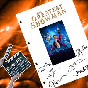 Può includere: Uno script bianco con il titolo "The Greatest Showman" in lettere dorate. Una foto del protagonista del film, Hugh Jackman, è al centro dello script. Lo script è firmato da diverse persone, tra cui Hugh Jackman.