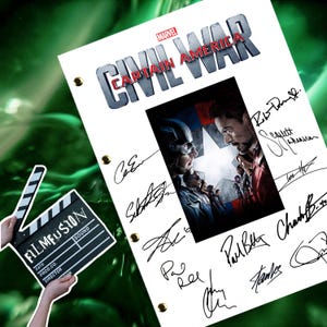 以下が含まれることがあります： 「キャプテン・アメリカ：シビル・ウォー」というタイトルが黒と赤の文字で書かれた白い脚本。脚本には、ロバート・ダウニー・ジュニア、スカーレット・ヨハンソン、ポール・ベタニーなど、キャストとクルーのサインが書かれている。