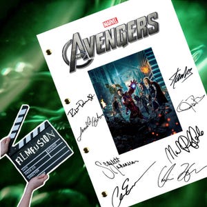 以下が含まれることがあります： 映画「アベンジャーズ」の白い脚本ページに、キャストとクルーのサインが書かれています。サインには、ロバート・ダウニー・ジュニア、サミュエル・L・ジャクソン、スカーレット・ヨハンソン、クリス・エヴァンス、マーク・ラファロ、スタン・リーが含まれています。ページには、映画のシーンの画像が掲載されています。
