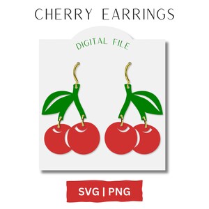 Op de afbeelding: Digitaal bestand voor een paar kersenoorringen. De oorbellen zijn rood en groen en hebben een gouden haak. Het bestand is beschikbaar in SVG- en PNG-formaten. DIGITAL FILE SVG | PNG