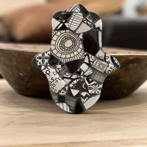 Hamsa. Schwarz-Weiß-Mosaik-Hamsa. Gegensätze, die sich ergänzen.