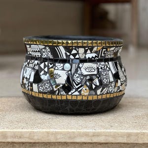 Vaso in mosaico bianco e nero fatto a mano con dettagli dorati